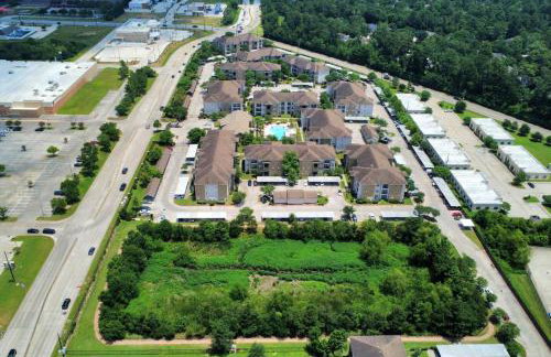 LUX Resort Inspired 2BR Near Houston Pool Gym - Foto 35