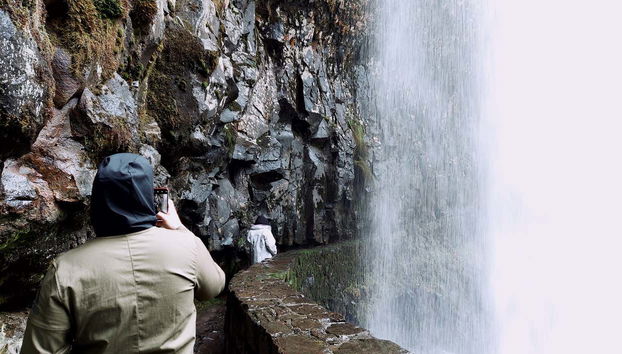 Paseando bajo las cascadas