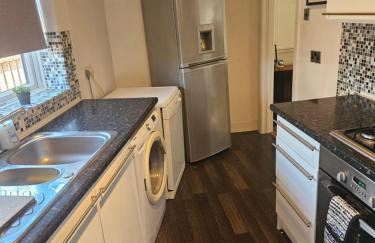 Spacious Bournemouth Home with BBQ, Outdoor Seating & large TV - Foto 3