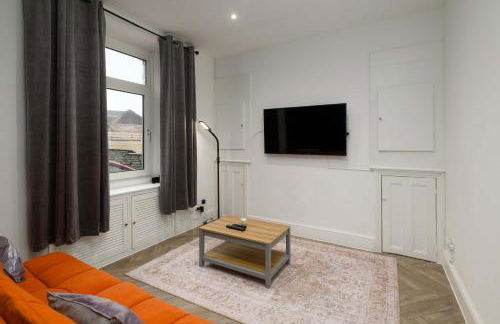 Spacious 3BR Home w Terrace - Ideal for Groups - Photo 1