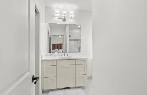 Brick Beauty Downtown, 3BR, Fenced Yard, Garage! - Foto 11