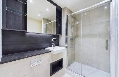 Luxury Apartment Near Train Station and Shops - Gym Access - Photo 4