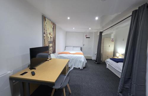 Spacious 3-Bedroom Apartment Near Stratford, 1 Minute From Train Station - Foto 28