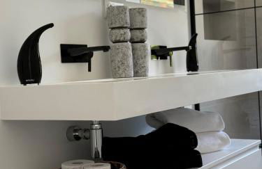 Marbella Bliss - Luxury 4-Bedroom VILLA with Garden, Private POOL & Jacuzzi, Marbesa near- 5 min to the Cabopino Beach - Photo 43