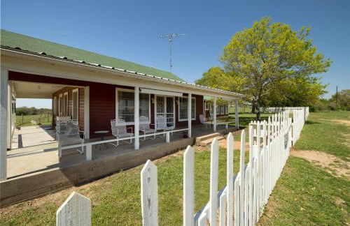 Stay on a 350-acre Cattle Ranch! Brazos River! Tubing! Petting zoo! - Foto 16