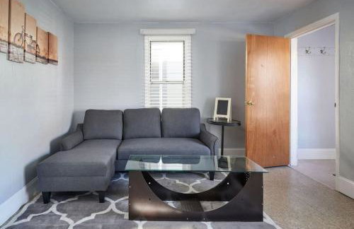 This little house close to hospital,downtown & CFD - Foto 1