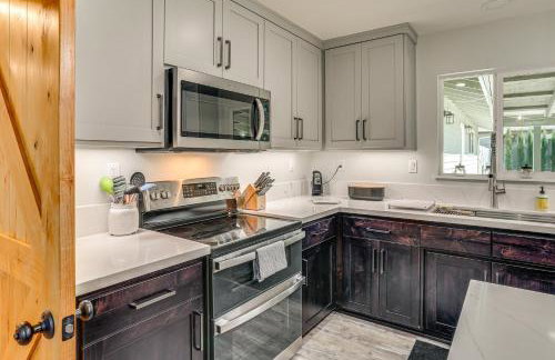 Backyard Oasis with Hot Tub and Views Weaverville Gem - Foto 8