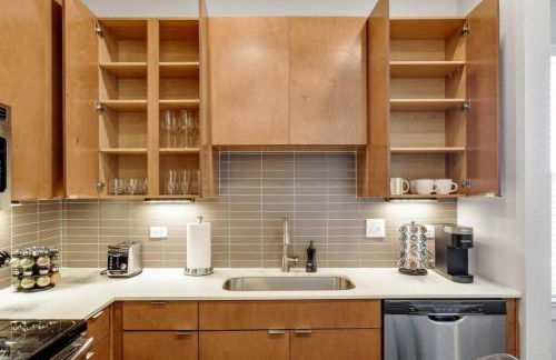 Spacious Studio Close to Riverwalk Free Parking - Foto 16