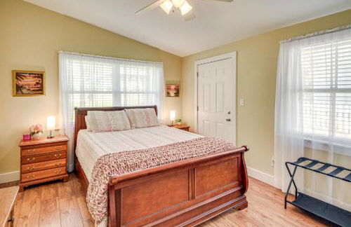 1 Block to Crescent Lake Charming Home with Porch! - Foto 16