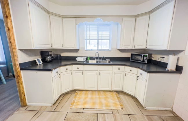 The Stone Castle - With Private Yard & Parking, Near Falls & Casino by Niagara Hospitality - Foto 12