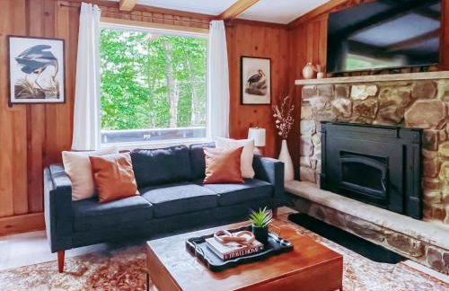 Stylish and Cozy Cabin, Walking Distance to Big Bass Lake - Foto 12