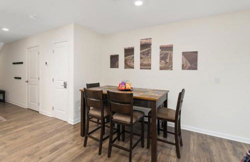 New 3BR Raceday Retreat - Steps from Speedway - Foto 25