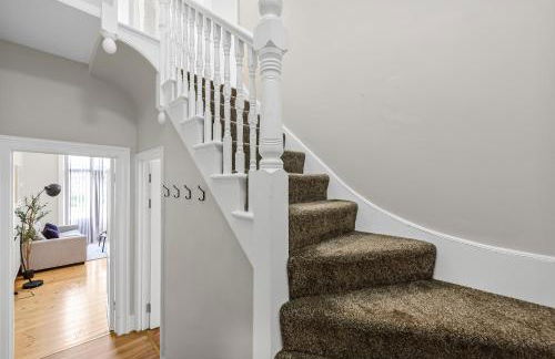 Spacious 4BR Home with Garden Close to Transport - Foto 17