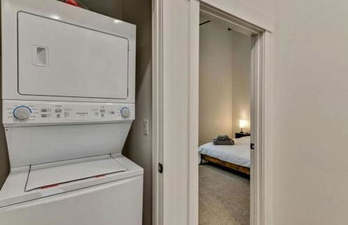 3 Min to DT - 2 Car Garage - Lux Townhome - King Bed - Foto 3