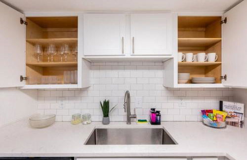 SoLa OASIS 2BR King Suite, Fully Stocked kitchen, Pool & Gym - Foto 2