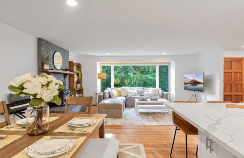 Charming and Spacious House with Relaxing Huge Deck - Foto 12