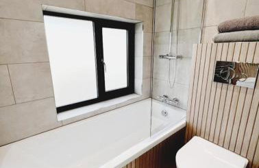 New, modern 4 bed, 3 bath house ,free parking - Foto 29