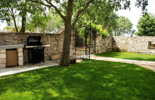 The Poolside Stone House in Bale - Foto 31