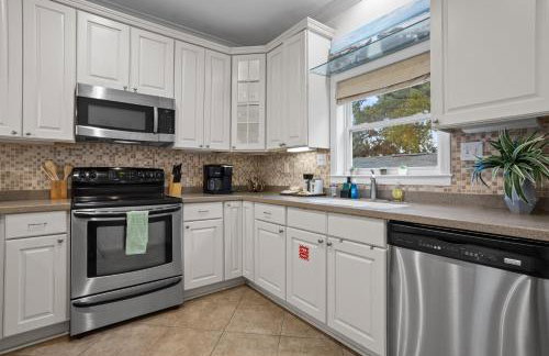 Steps from the Sand and Town Green - 2BR Coastal Retreat - Foto 14