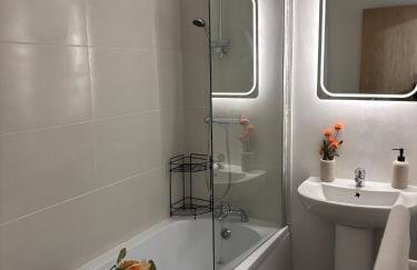 Bradford City Centre Walk To Trains, Dining, 65' Smart TV, Perfect For Working Professionals - Foto 9