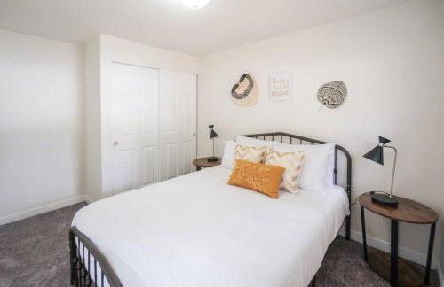 Beautiful Light-filled Farmhouse w swing & slide - Foto 31