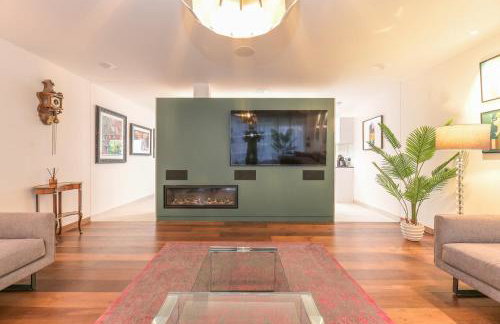 Architect-Designed Luxury Retreat 3BR Chessington - Pass the Keys - Photo 3