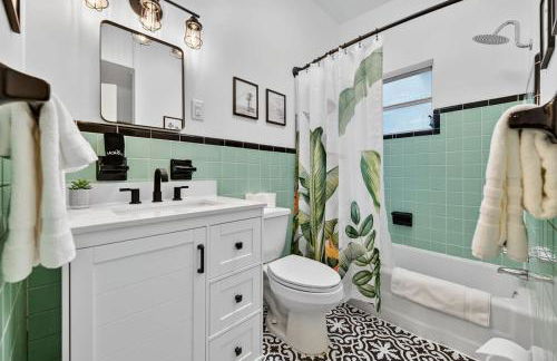 Vintage Florida Pet-Friendly Retreat - Photo 15