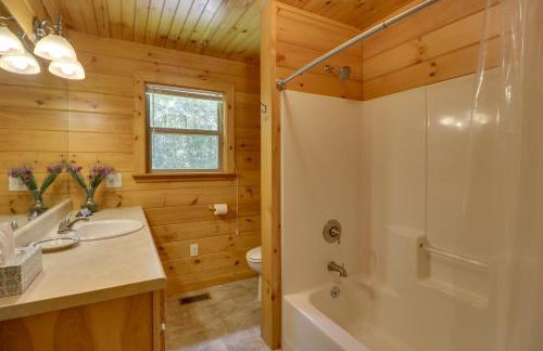 Serene and Secluded Alabama Cabin with Covered Deck! - Foto 15