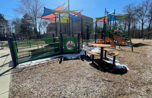 Large 4 Bedroom Home Close to Airport and IX Center - Foto 45