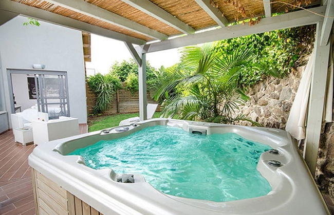 Black and White Holiday - Photo 10