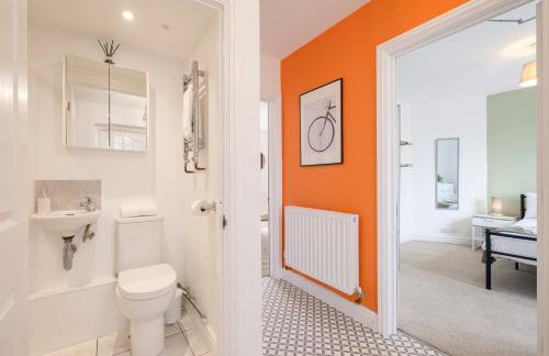 New Long Stays-4Bed-2Bath-Parking-By FabAccommodation - Foto 8