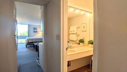 Cute Cedar Lodge Studio with Balcony & Lake Views! - Foto 2