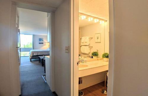 Cute Cedar Lodge Studio with Balcony & Lake Views! - Foto 2