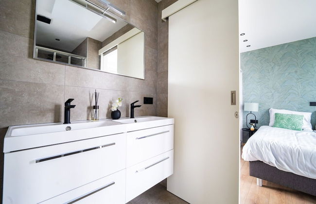 Luxury Villa With Dishwasher - Photo 5