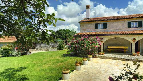 Holiday Home in Rojnici With Private Pool - Foto 2