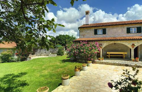 Holiday Home in Rojnici With Private Pool - Photo 2