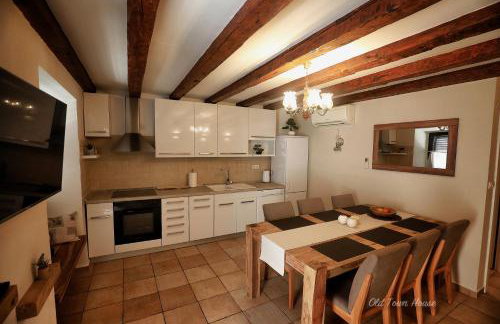 Old town house - Photo 1