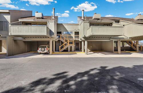 Charming Country Club Condo with Loft & Fireplace - Foto 22