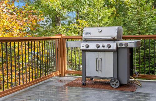 Lakefront Retreat Luxury Home with Private Dock - Photo 17