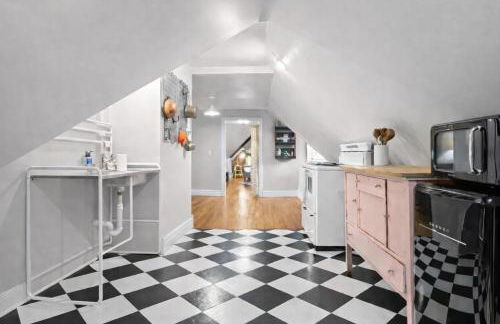 Cozy Top-Floor Retreat in the Heart of Louisville - Photo 5