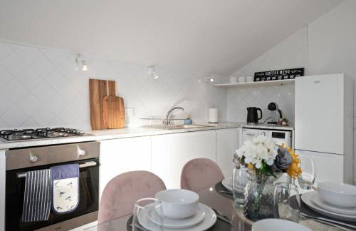 Sunny Seaside Paradise - Sleeps 5 - Photo 29