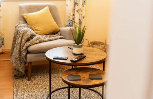 Great 3 bed Handbridge home Sleeps 6 EV Charger - Photo 14