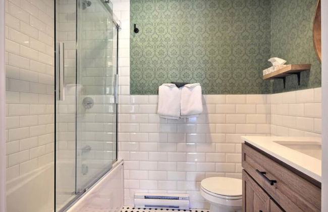 Unique & Sunny Top Floor Old Quebec Gem - Photo 13