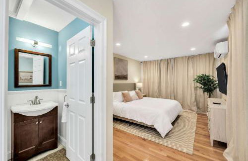 1 Story Family Home Half Mile to Beach with Patio , Grill, Office with Twin Beds, Peaceful Wooded Setting, Spacious Driveway, Garden Views, Walk to Shore, Perfect Cape Cod Getaway for Families - Foto 20