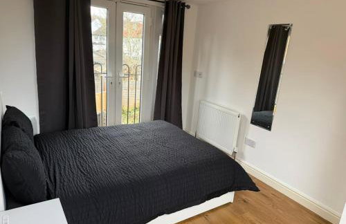 Entire 2 Bed House in London Area - Parking - Sleeps 5 - Foto 19
