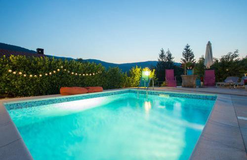 Captain's Villa with Swimming Pool - Photo 2