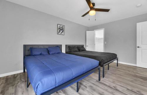 Bright 2BR Condo Near Restaurants and Entertainment - Foto 15