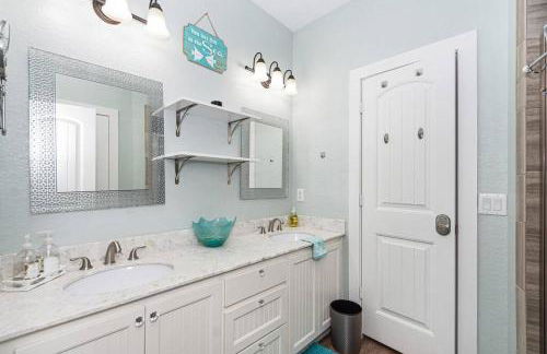 "The Ocean Aire" , 30 secs from the sand! - Photo 29