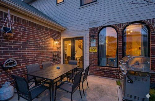 5BD Getaway w Pool Patio Firepit Mins to DT - Photo 34