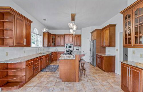 Stunning Modern Retreat! Year-Round Swim Spa | Hot Tub | Movie Room | Firepit - Foto 11